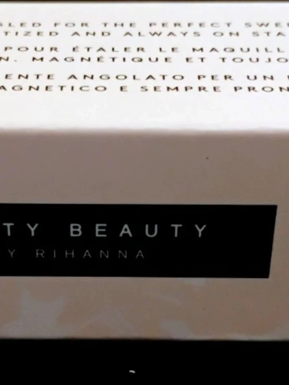 FENTY Beauty by Rihanna - PORTABLE HIGHLIGHTER BRUSH 140 NEW